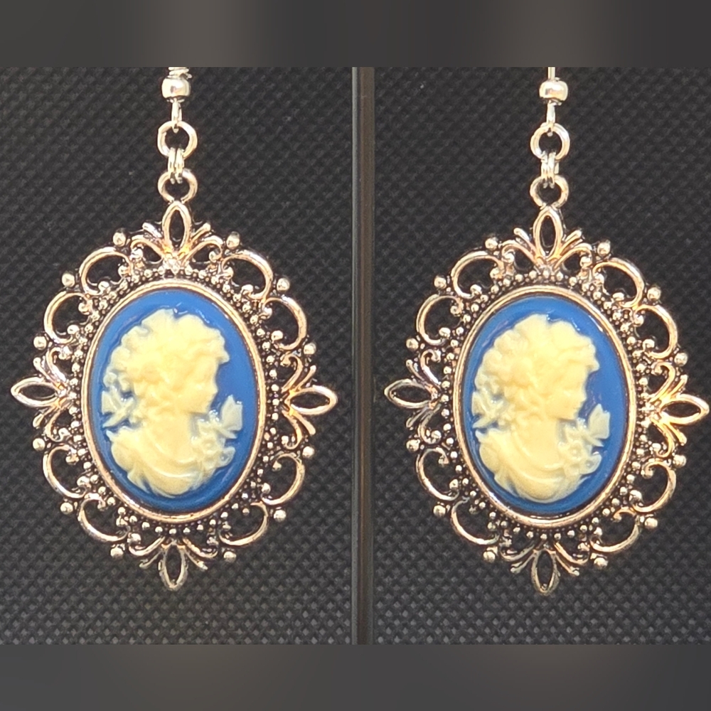 Cameo earrings - blue